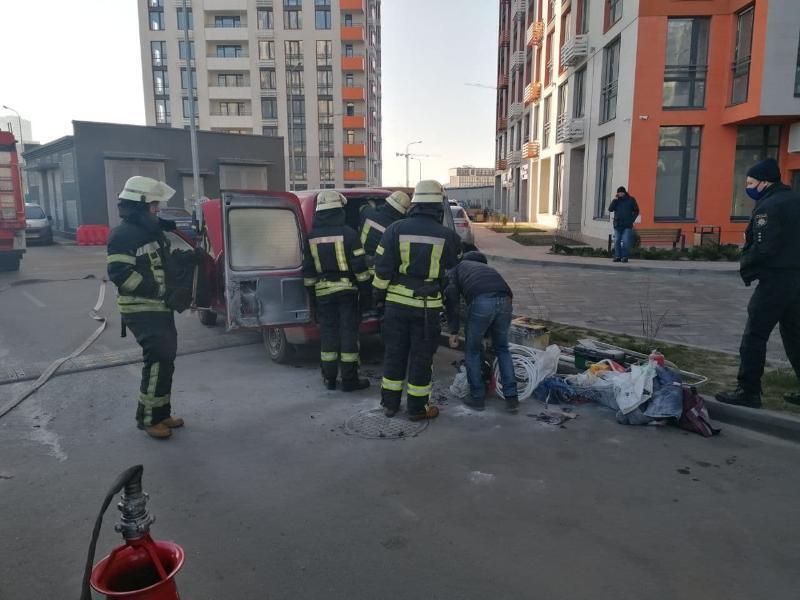 м.Київ: столичні вогнеборці ліквідували пожежу в автомобілі