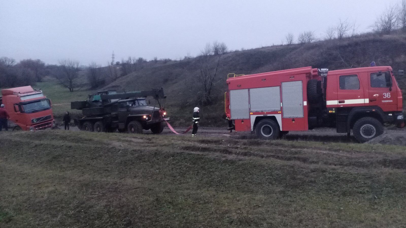 Хмельницька область: бійці ДСНС надали допомогу водію вантажівки, який опинився на складному відрізку дороги