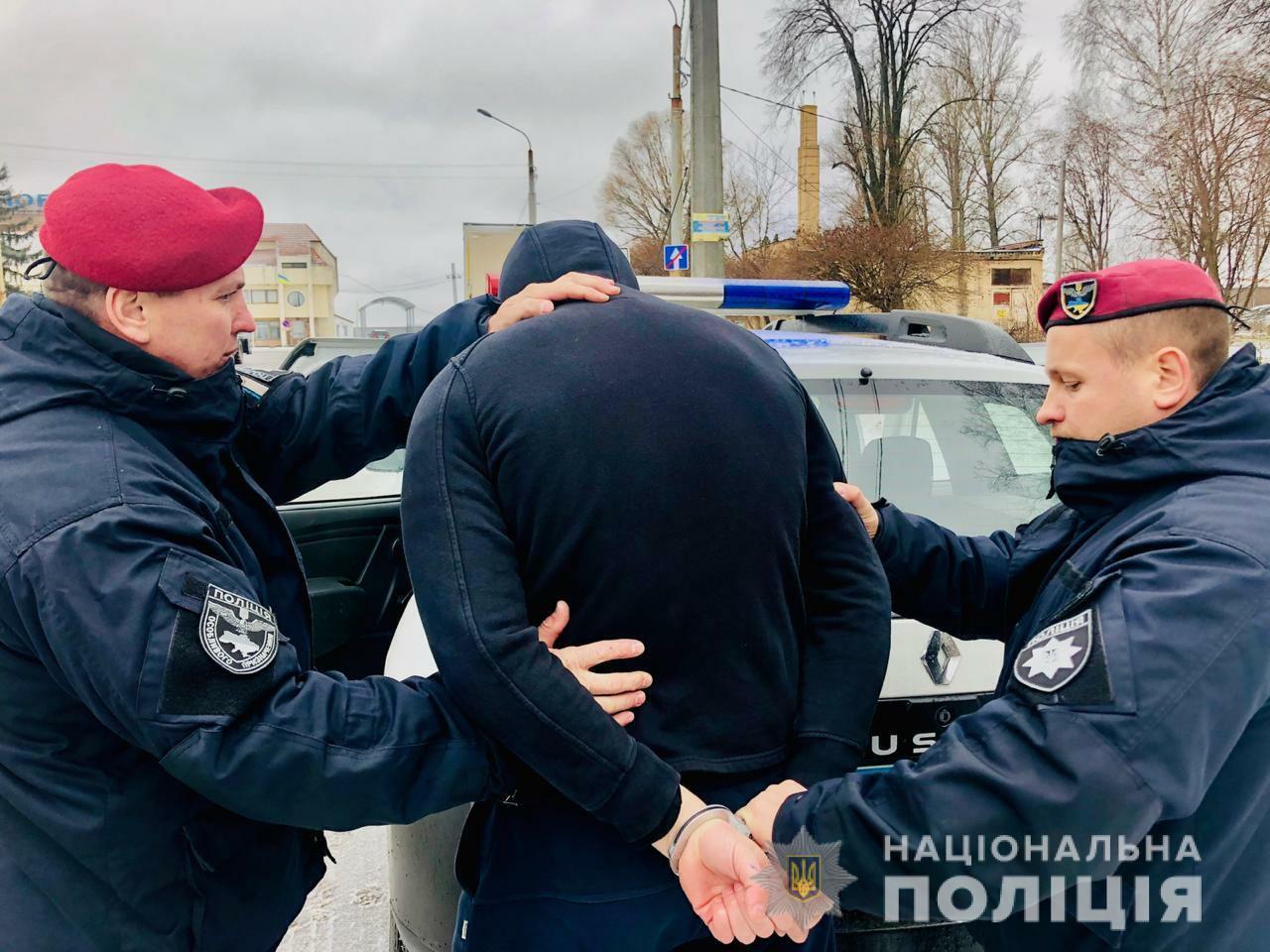 Поліцейські Івано-Франківщини затримали злочинну групу, яка обкрадала будинки прикарпатців