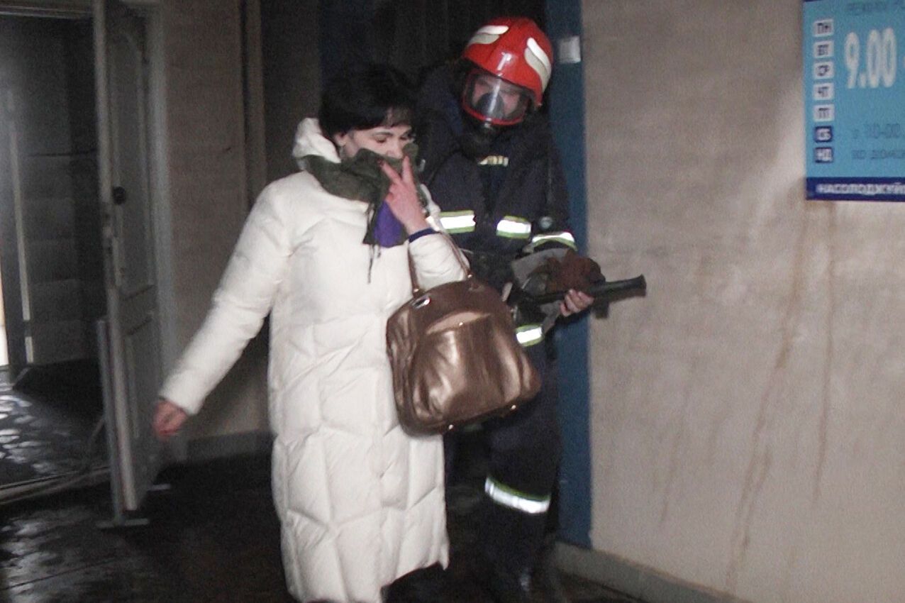 Хмельницький: під час ліквідації пожежі торговельного центру вогнеборці врятували шість людей, ще 23 — евакуювали