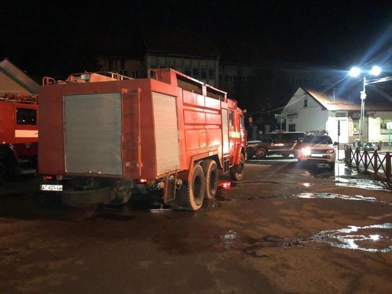 Івано-Франківська область: Рятувальники ліквідували пожежу торгових приміщень в місті Надвірна