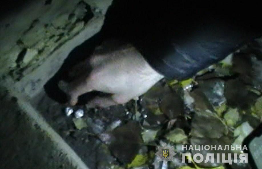 Одеські поліцейські вилучили у місцевого жителя майже сто доз метадону