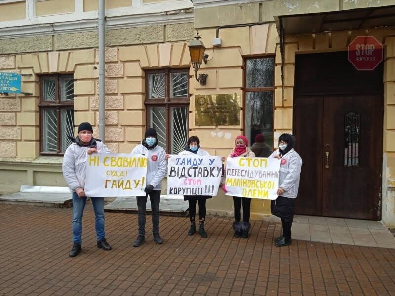  Акція ладижинського відокремленого підрозділу «Стоп корупції» біля Вінницького міського суду. Фото: СтопКор