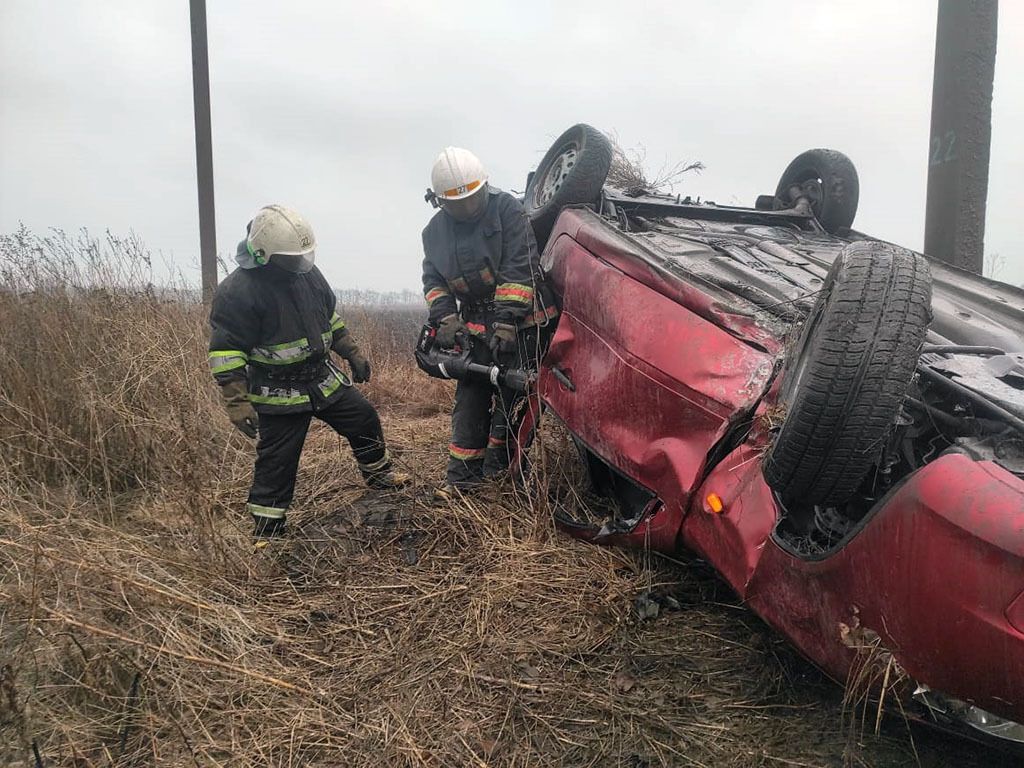 Дніпропетровська область: рятувальники вилучили тіло загиблого з понівеченого автомобіля