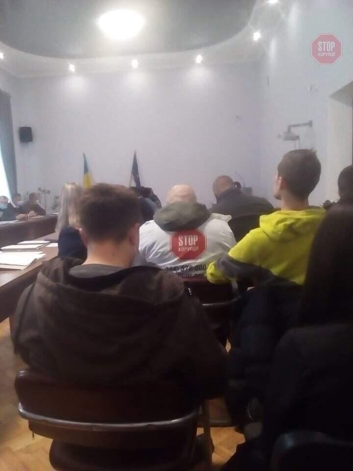  Активісти ''Стоп корупції'' інспектують сесію Бережанської міської ради. Фото: СтопКор