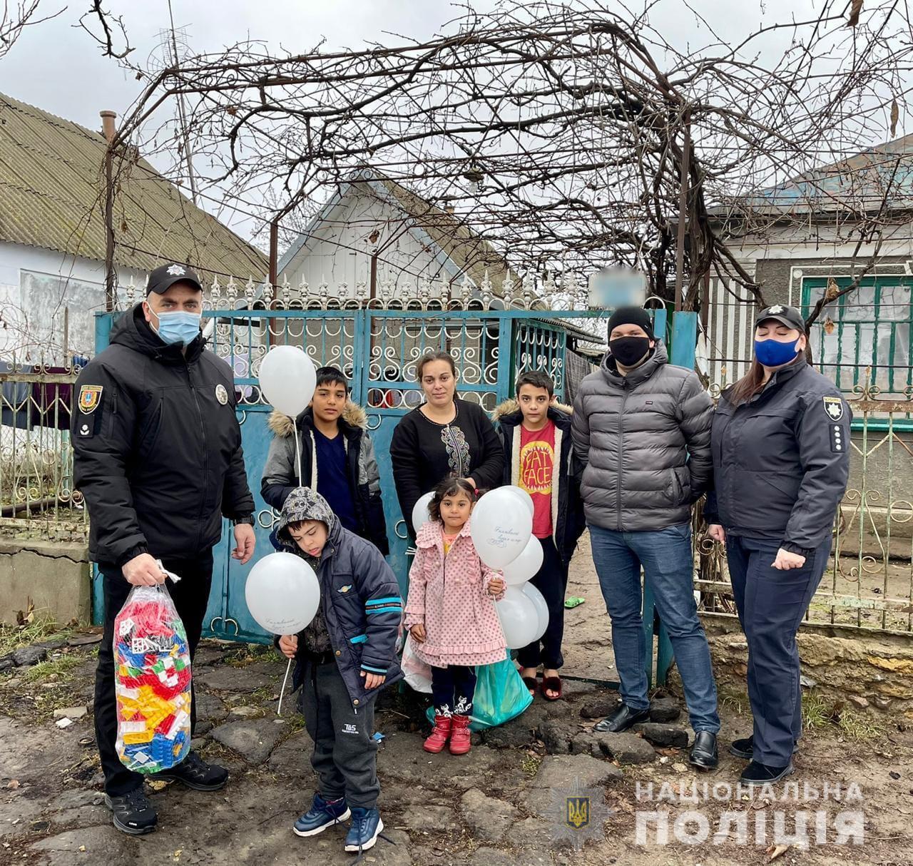 Поліцейські Одещини продовжують розносити діточкам гостинці від Святого Миколая