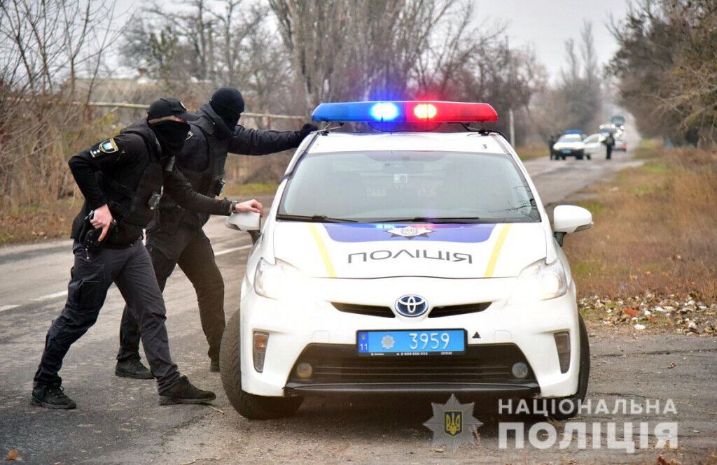 Поліція знешкодила озброєних злочинців і звільнила заручницю: навчальна спецоперація на Донеччині (ВІДЕО)