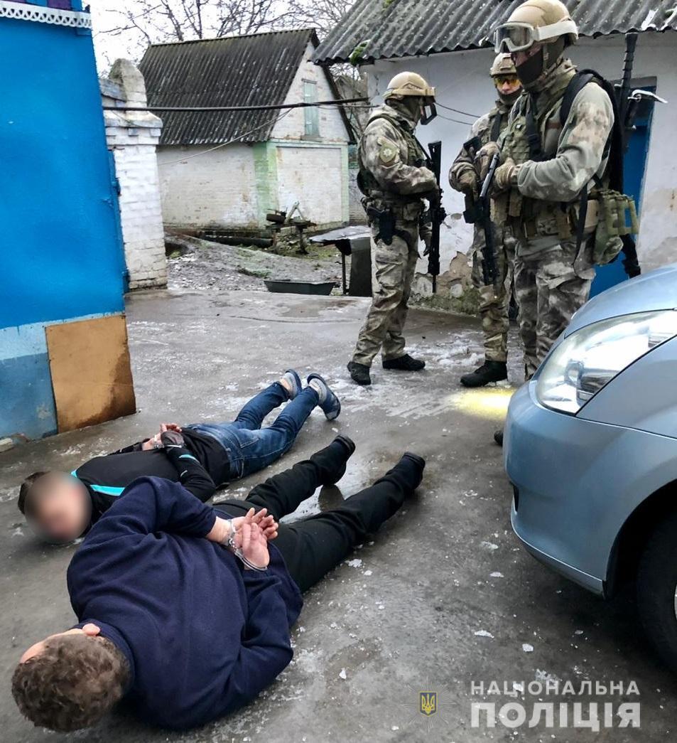 На Київщині у результаті спецоперації затримано озброєних нападників на поліцейських