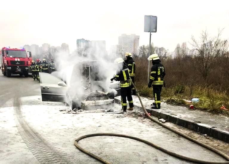 Київ: внаслідок пожежі в автомобілі постраждав водій