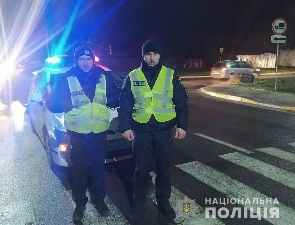 Поліцейські Київщини врятували маленьку дівчинку, яка постраждала в дорожньо-транспортній пригоді 