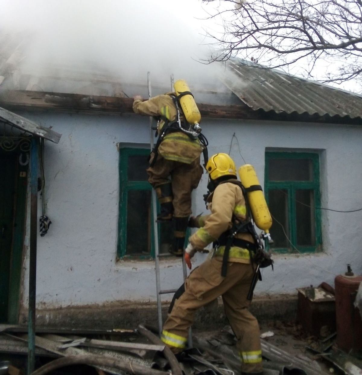 Херсонщина: олешківські рятувальники ліквідували пожежу в житловому будинку