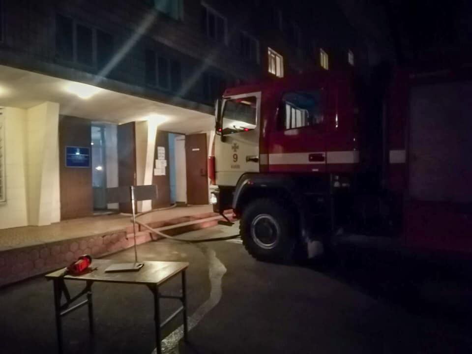 м.Київ: вогнеборці ліквідували пожежу в підвальному приміщенні одного із гуртожитків столиці