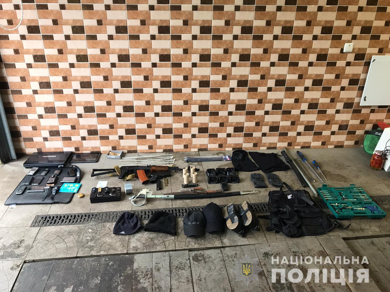 Під час спецоперації поліція Київщини затримала членів озброєної банди, які здійснили розбійний напад на родину підприємця