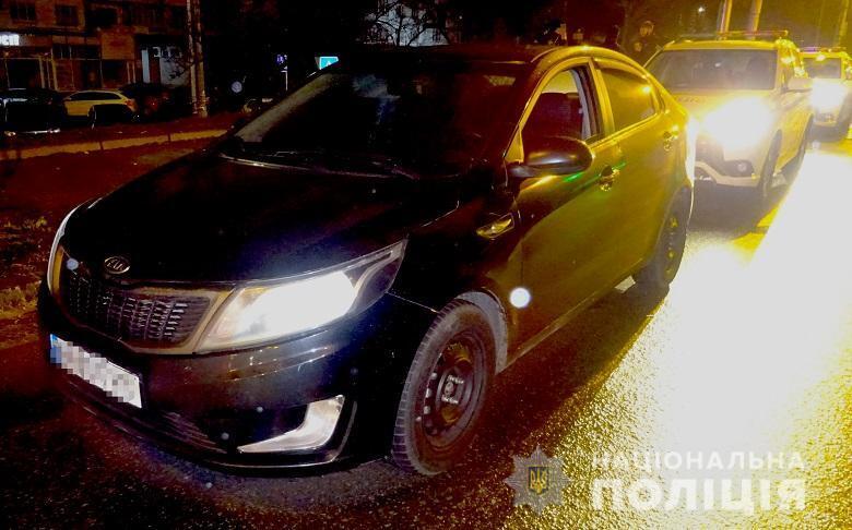 Столичні слідчі повідомили чотирьом зловмисникам про підозру за вимагання грошей та викрадення мешканця Дарницького району