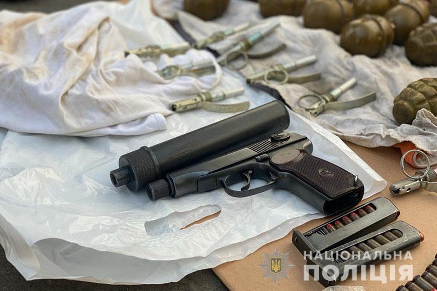 Оперативники Нацполіції затримали групу військовослужбовців ЗСУ, які торгували зброєю