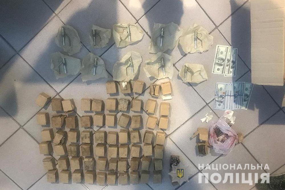 Оперативники Нацполіції затримали групу військовослужбовців ЗСУ, які торгували зброєю