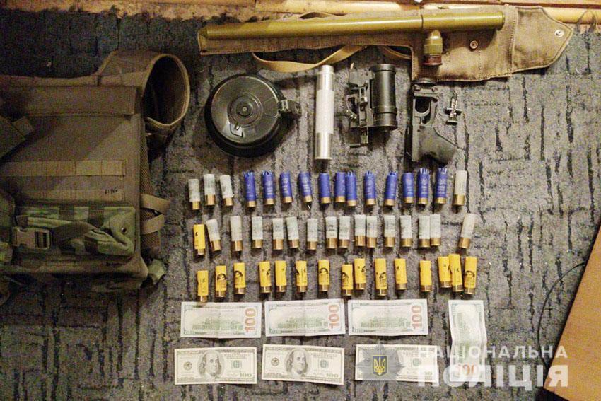Оперативники Нацполіції затримали групу військовослужбовців ЗСУ, які торгували зброєю