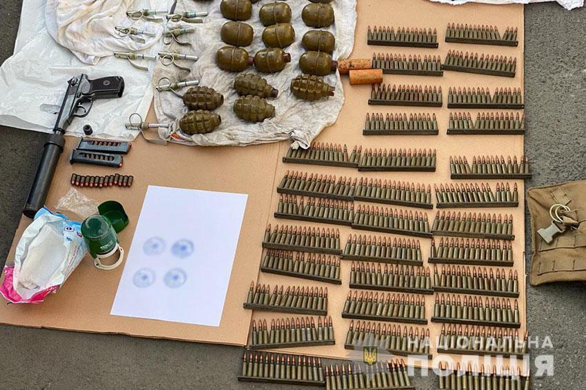 Оперативники Нацполіції затримали групу військовослужбовців ЗСУ, які торгували зброєю
