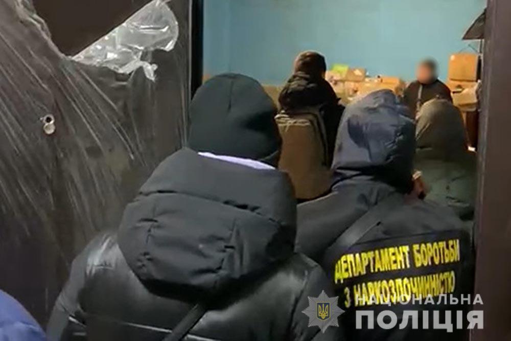 Оперативники Нацполіції викрили злочинну групу у виготовленні та розповсюдженні фальсифікованих лікарських препаратів на території країни