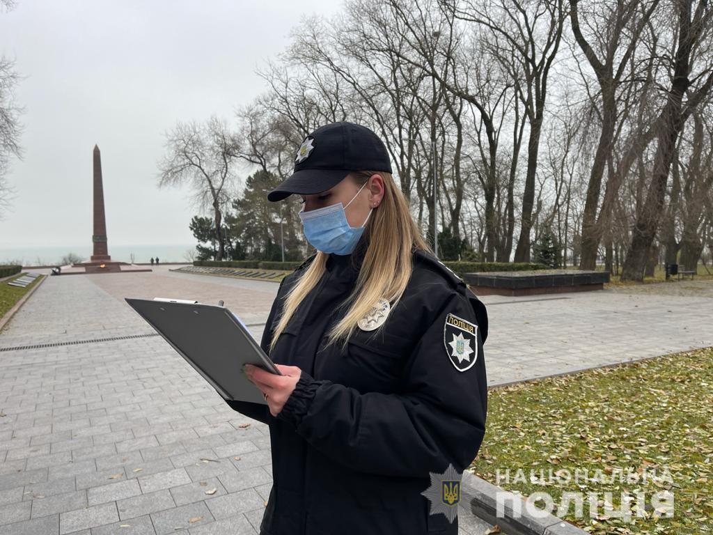 В Одесі правоохоронці затримали двох чоловіків, які викрали з Алеї Слави декоративні рослини