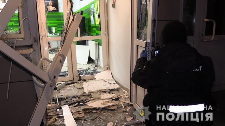 Київські поліцейські розпочали кримінальне провадження за фактом вибуху у приміщенні самообслуговування одного з банків