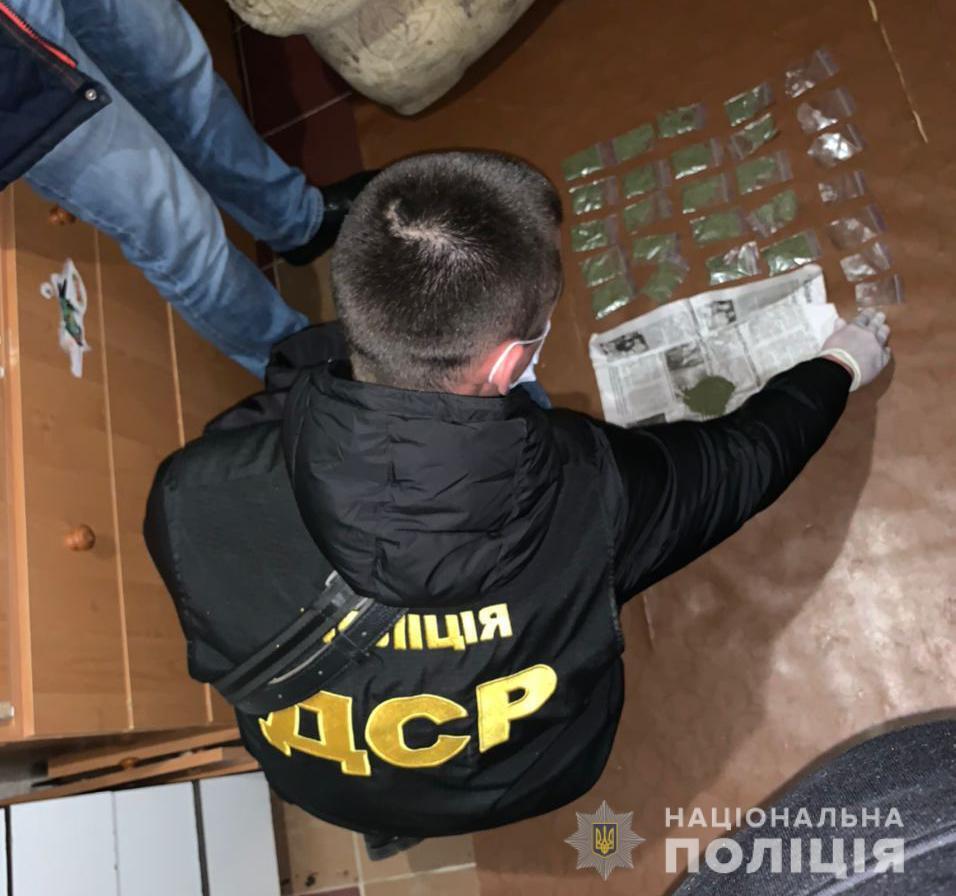 На Дніпропетровщині поліцейські викрили злочинну групу наркозбувачів