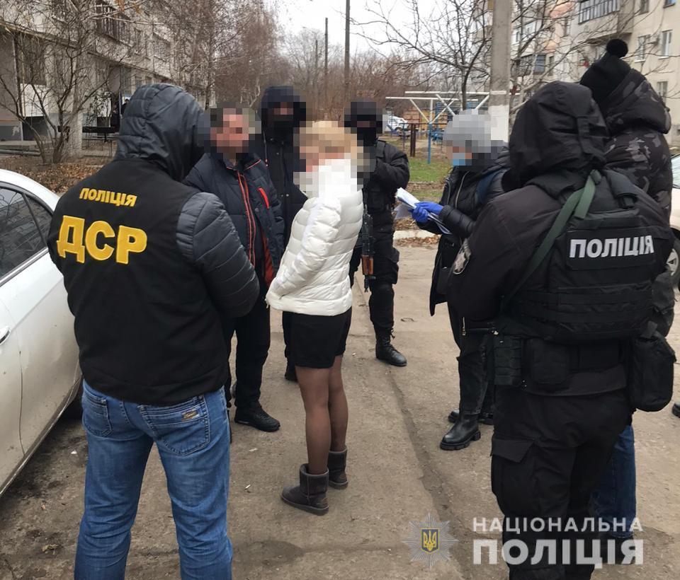 На Дніпропетровщині поліцейські викрили злочинну групу наркозбувачів