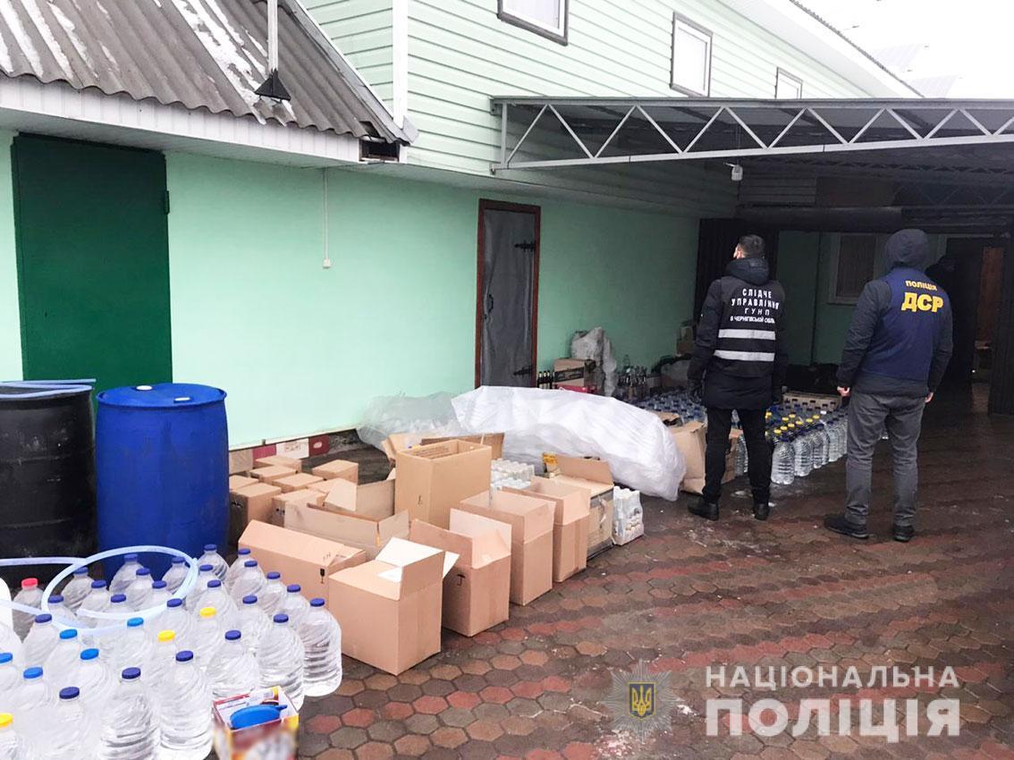 На Чернігівщині поліція викрила торгівця фальсифікованим алкоголем та цигарками