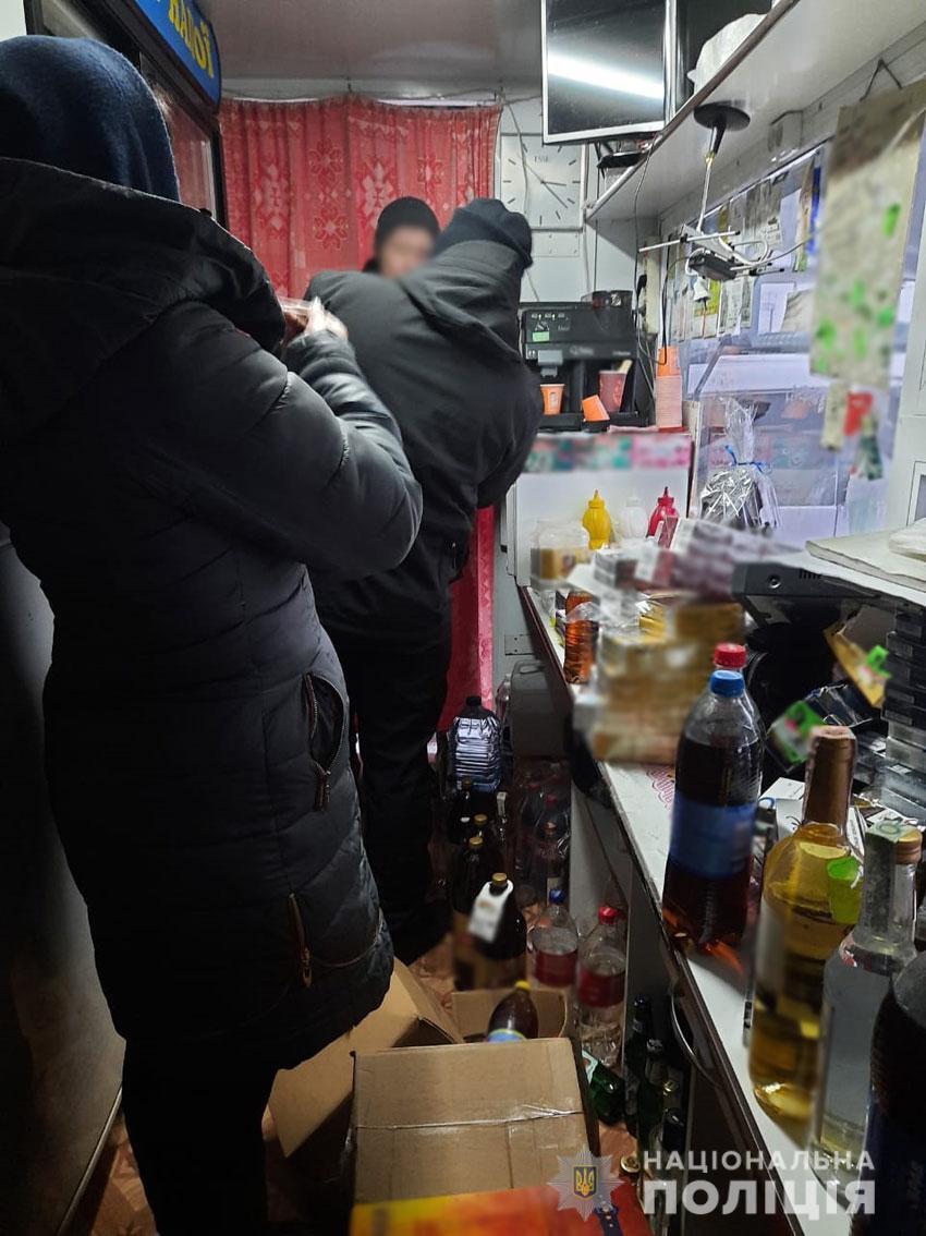 На Чернігівщині поліція викрила торгівця фальсифікованим алкоголем та цигарками