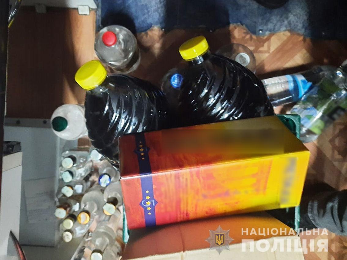 На Чернігівщині поліція викрила торгівця фальсифікованим алкоголем та цигарками