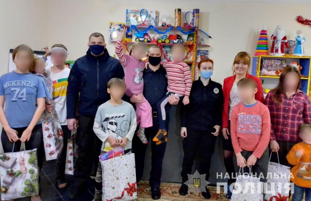 Полицейские посетили маленьких жителей Одесского реабилитационного центра, чтобы помочь жертвам домашнего насилия Полицейские