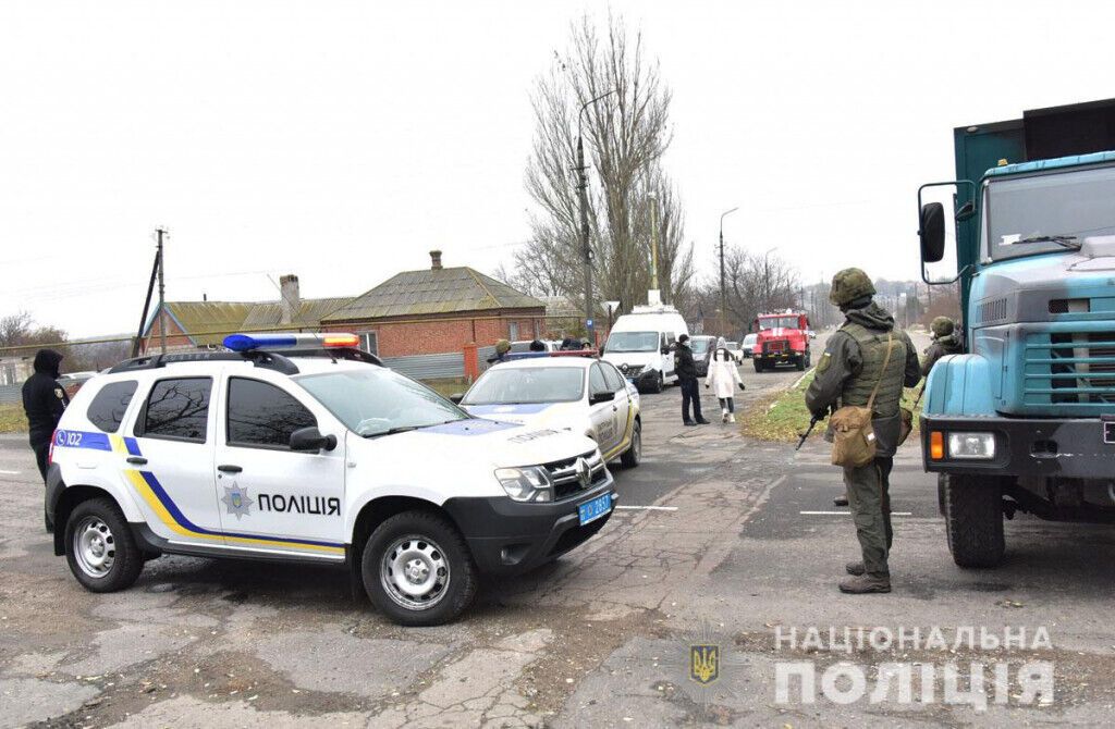 Поліція знешкодила озброєних злочинців і звільнила заручницю: навчальна спецоперація на Донеччині (ВІДЕО)