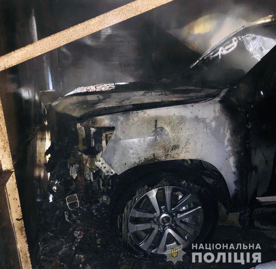 Одеські поліцейські розслідують обставини займання автомобіля в Суворовському районі міста