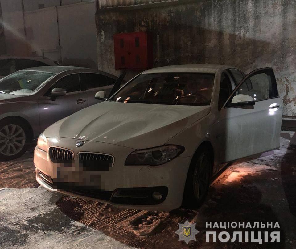 Одеські поліцейські встановлюють особу, яка намагалася підпалити автомобіль місцевої жительки