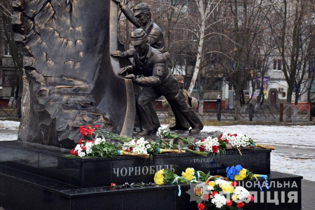 Поліцейські Донеччини вшанували пам'ять учасників ліквідації наслідків чорнобильської трагедії