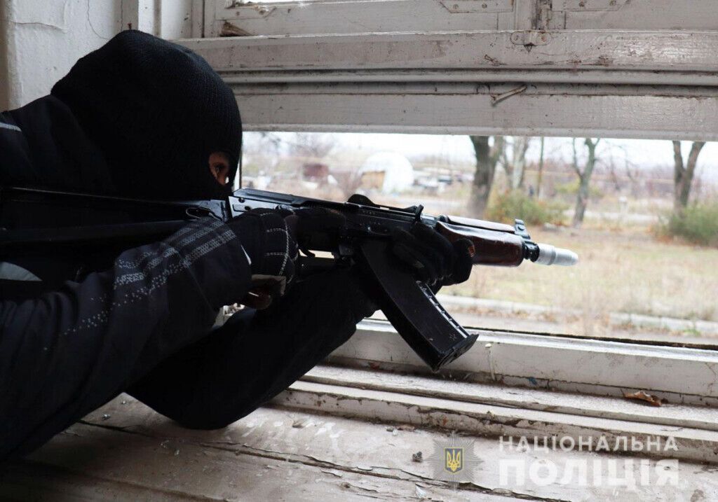 Поліція знешкодила озброєних злочинців і звільнила заручницю: навчальна спецоперація на Донеччині (ВІДЕО)