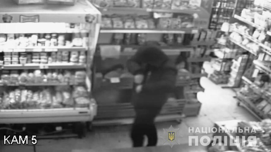 Одеські поліцейські затримали жителя області за підозрюю у низці розбійних нападів на торговельні заклади