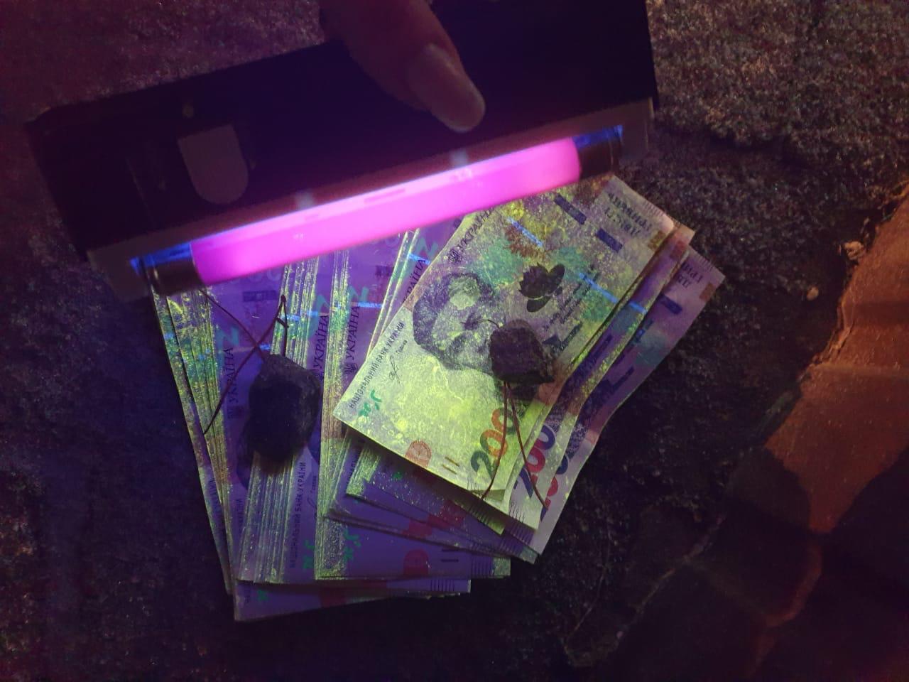 Погрожував спричиненням тяжких тілесних ушкоджень і вимагав 1 500 доларів США — затримано чоловіка (ФОТО)