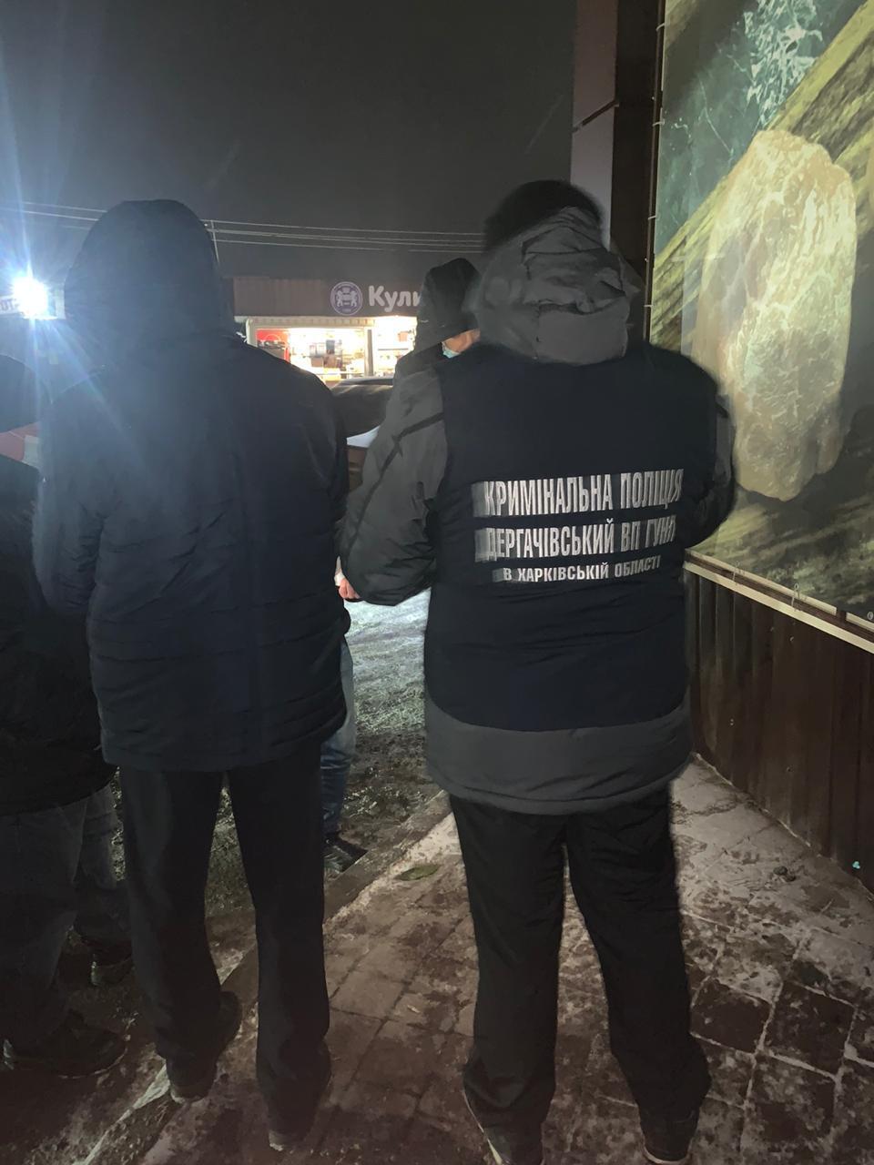 Погрожував спричиненням тяжких тілесних ушкоджень і вимагав 1 500 доларів США — затримано чоловіка (ФОТО)