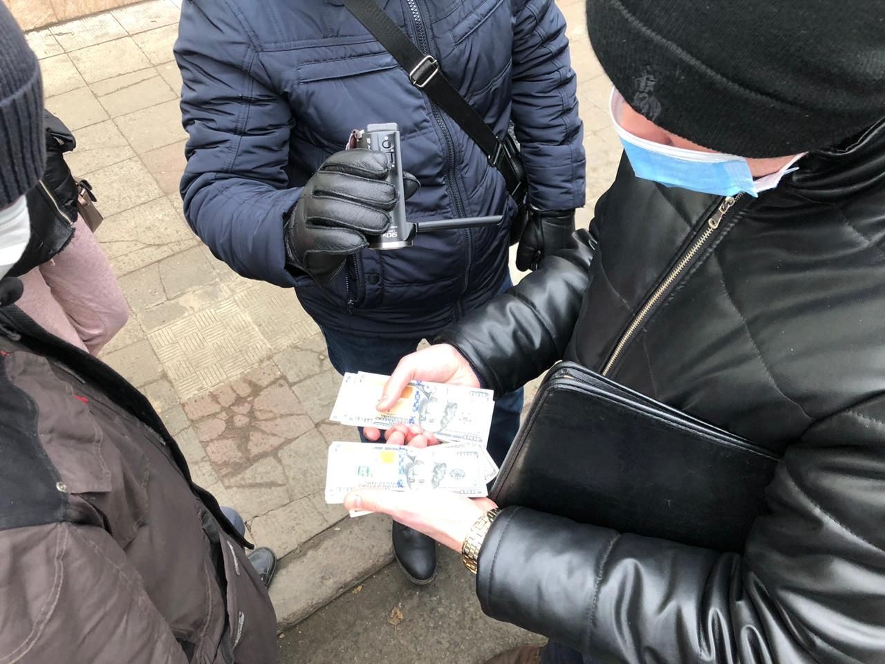 Спроба надати прокурору хабар у 3 000 доларів США – затримано одного з керівників державної лабораторії на Харківщині (ФОТО)