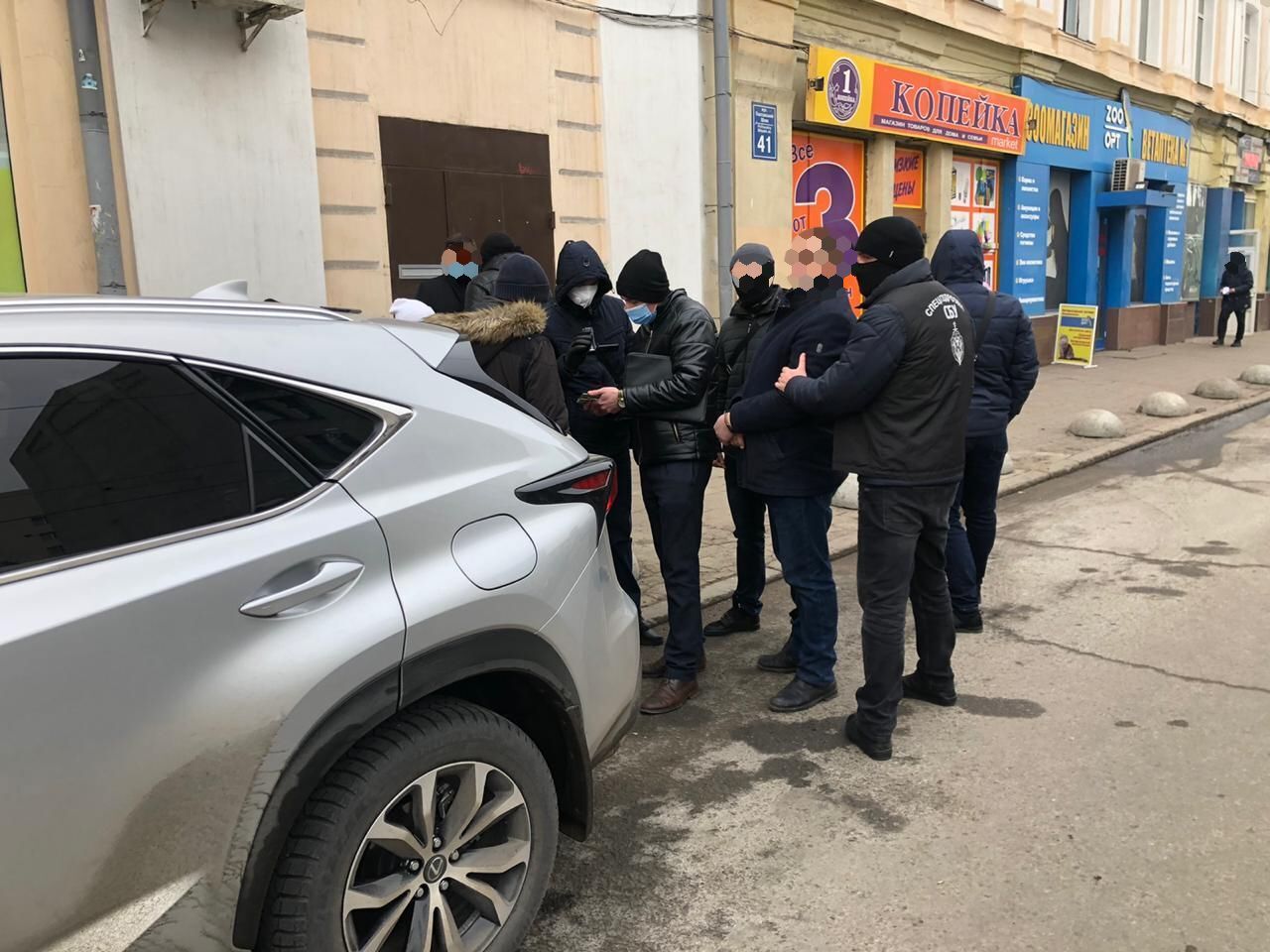 Спроба надати прокурору хабар у 3 000 доларів США – затримано одного з керівників державної лабораторії на Харківщині (ФОТО)