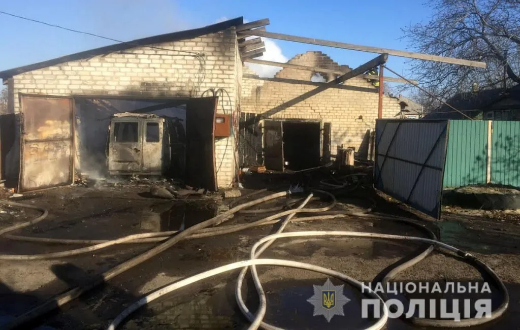 Лиманські поліцейські встановлюють обставини пожежі, внаслідок якої згоріли два автомобіля