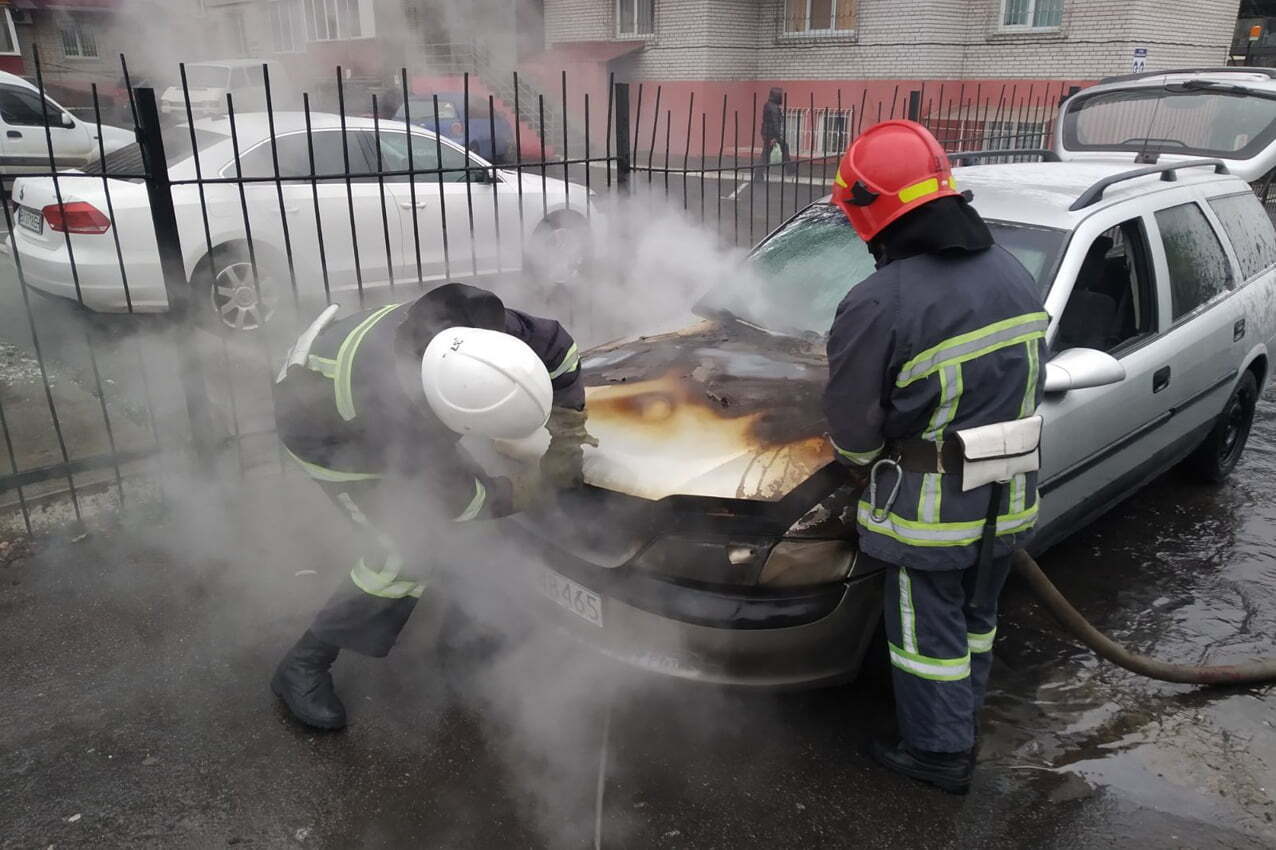 м. Хмельницький: рятувальники ліквідували пожежу автомобіля