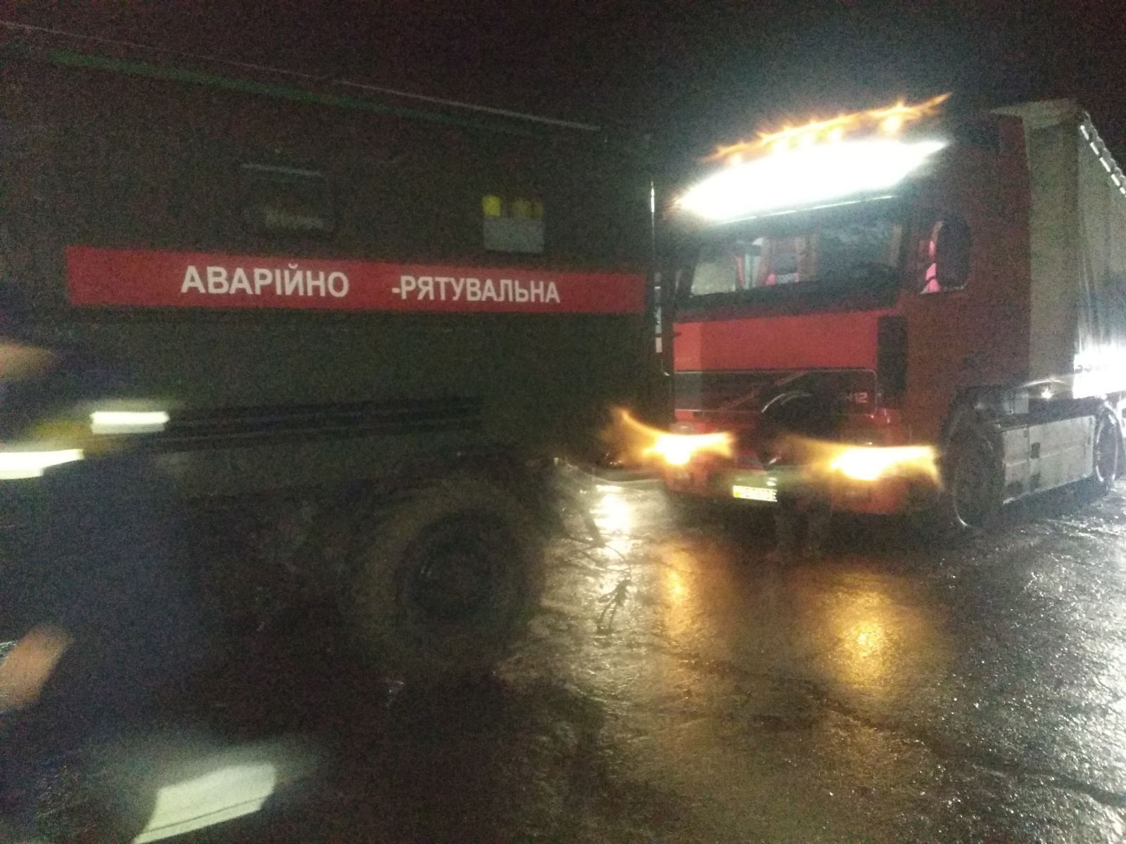У Кіровоградській області рятувальники допомогли вибратись із складної ситуації на дорозі водіям трьох автомобілів
