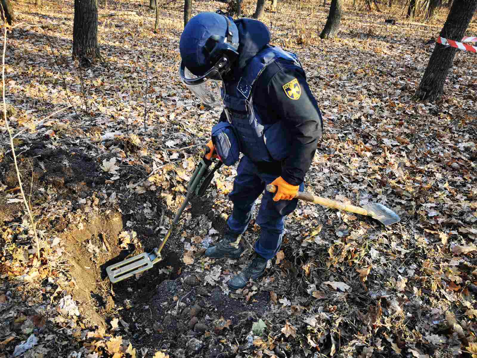 На Донеччині неподалік населеного пункту піротехніки вилучили 60 одиниць вибухонебезпечних предметів