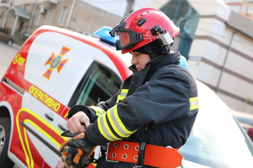 Дніпровські рятувальники дістали з-під завалу чоловіка