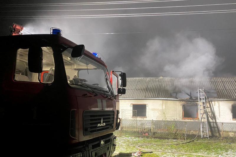 На Хмельниччині рятувальники ліквідували пожежу житлового будинку на якій загинуло дві людини