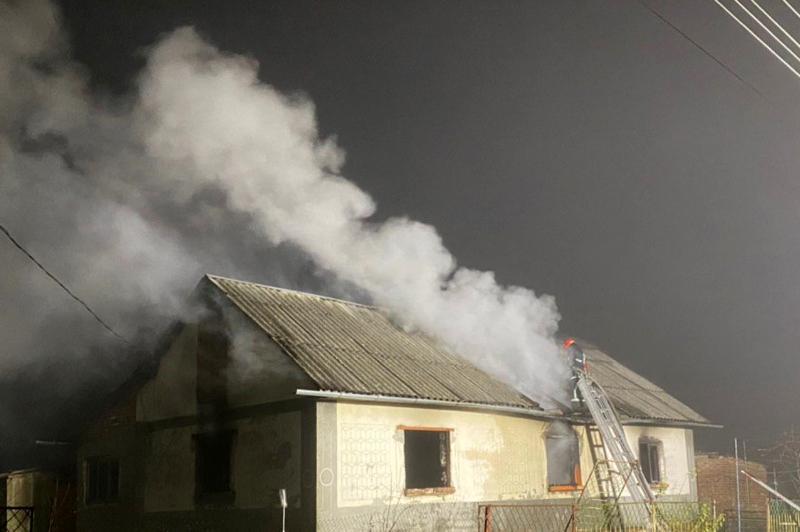 На Хмельниччині рятувальники ліквідували пожежу житлового будинку на якій загинуло дві людини