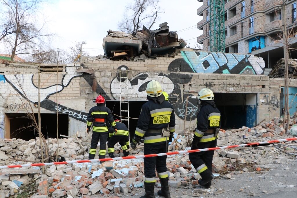 Дніпровські рятувальники дістали з-під завалу чоловіка