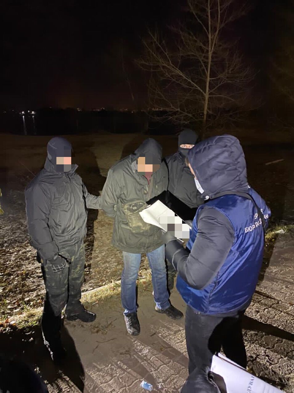 Щомісячна «оплата» за непритягнення до відповідальності – у Києві на хабарі викрито поліцейського (ФОТО)